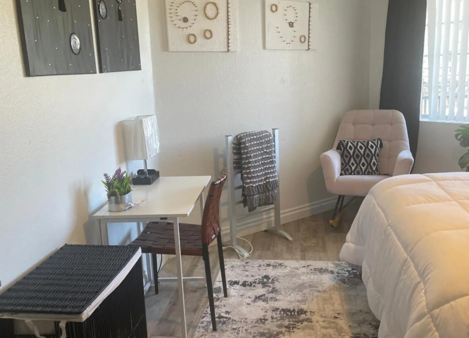 Chic Las Vegas Condo Getaway Mins To The Strip Free Wifi , Pool, Gym, 24Hr Security